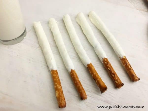 How to Make Adorable Snowman Pretzel Rods Holiday Snack